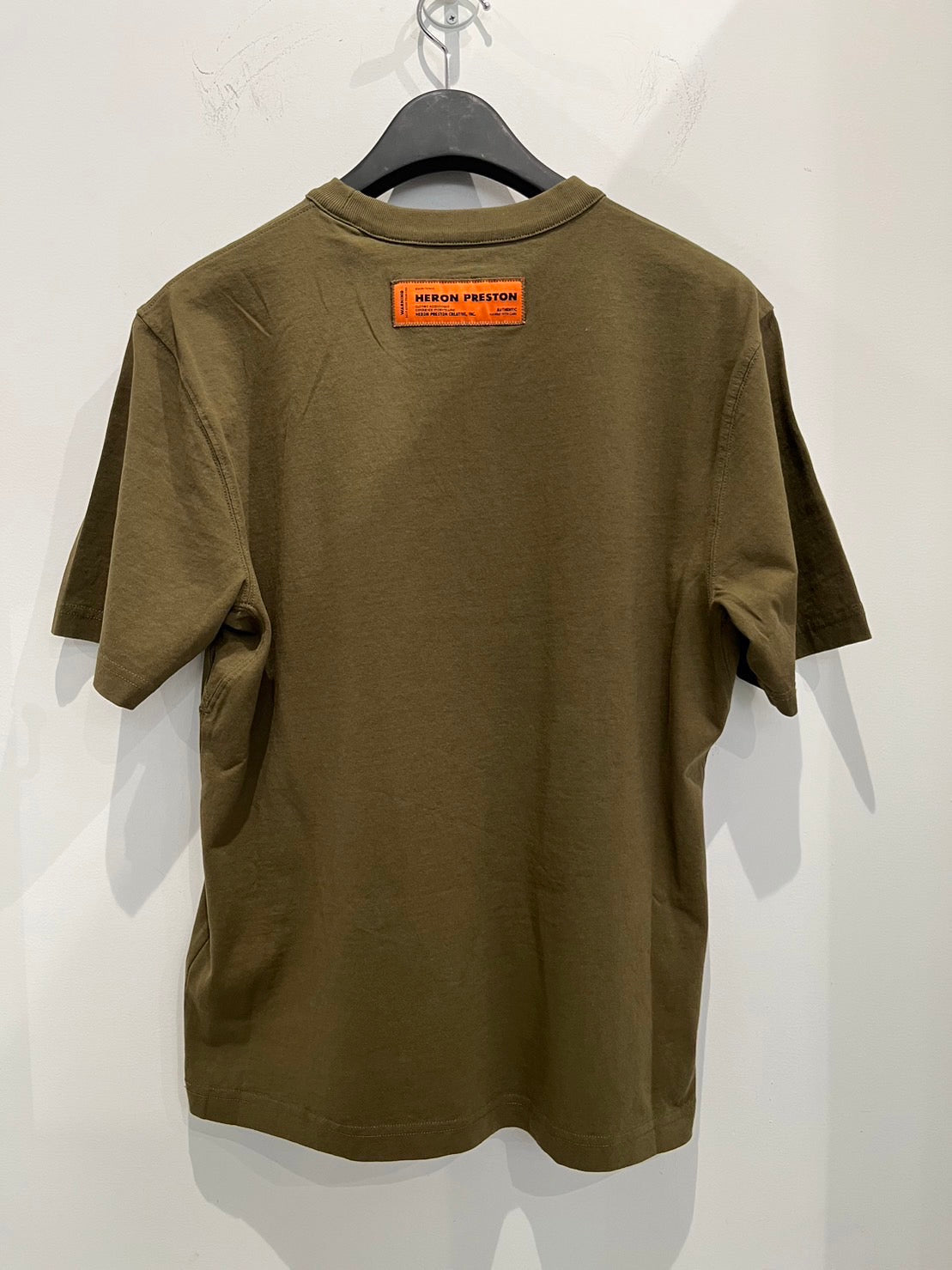 Heron Preston/ヘロンプレストン Tシャツ <HMAA032S23JER0025501> ダークオリーブ